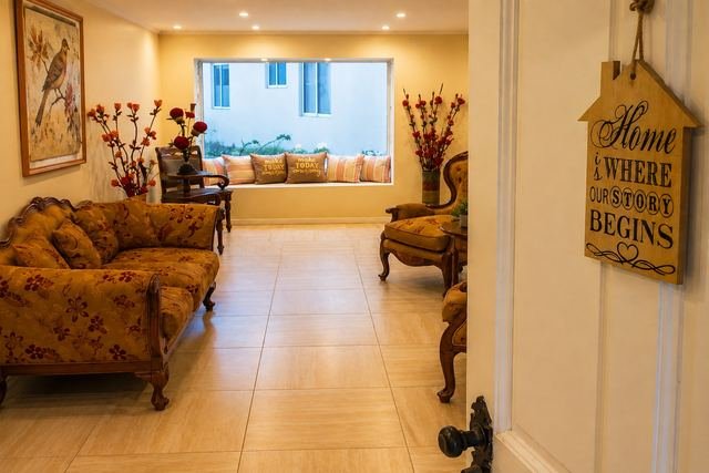 Hall de entrada con sofás tapizados y ventanal hacia el patio interior